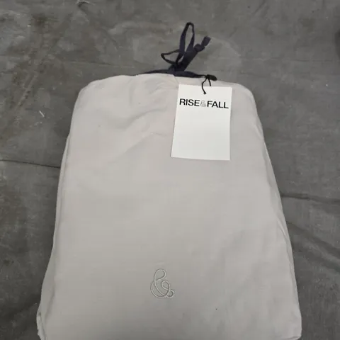 RISE & FALL LUXURY FITTED SHEET PEBBLE IN DUST BAG