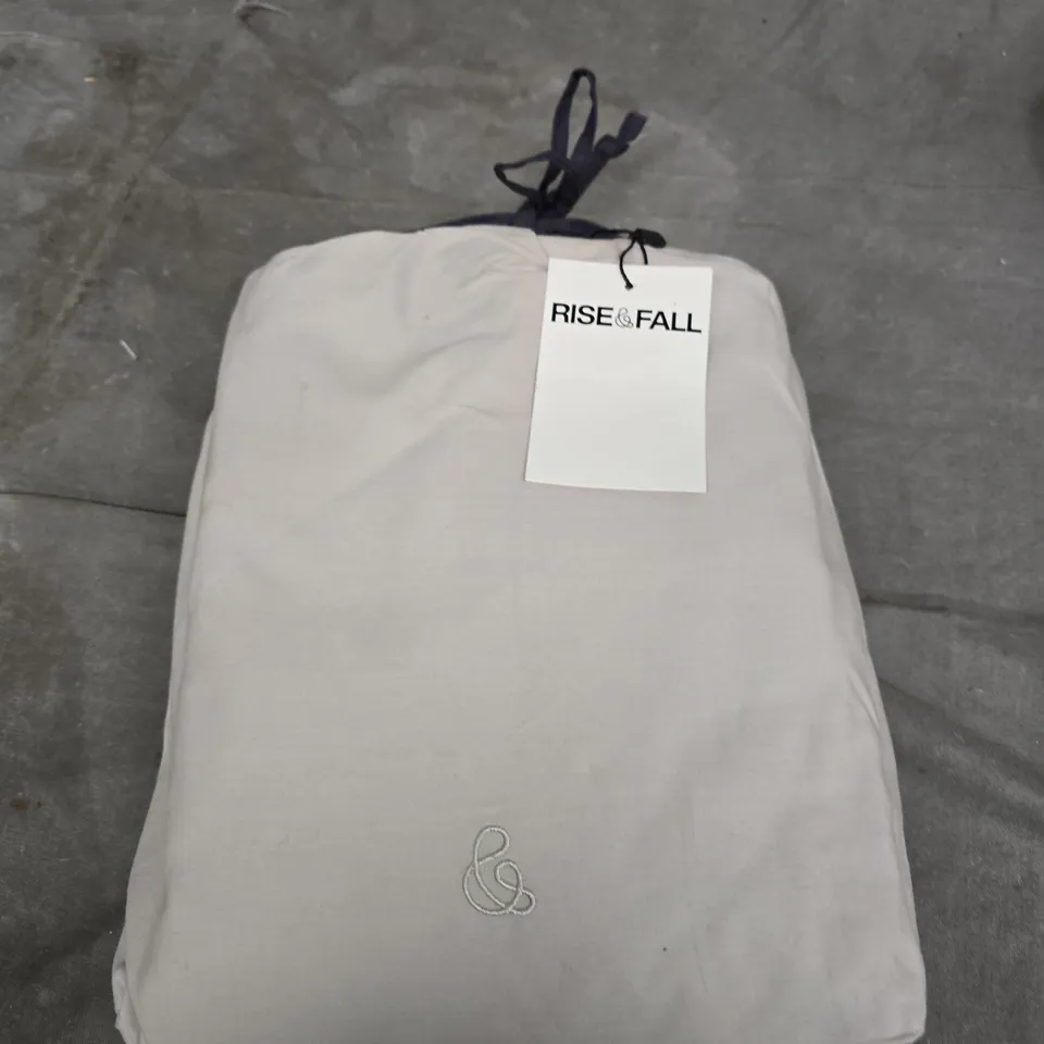 RISE & FALL LUXURY FITTED SHEET PEBBLE IN DUST BAG
