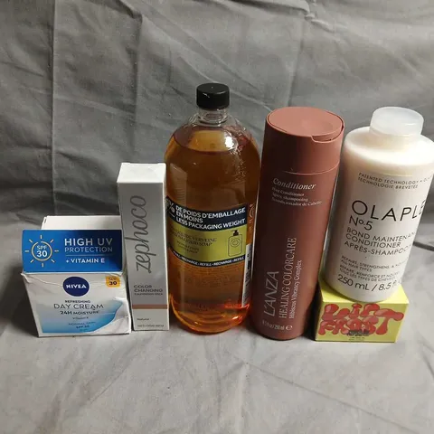 APPROXIMATELY 15 ASSORTED HEALTH & BEAUTY PRODUCTS TO INCLUDE NIVEA, LIP BALMS AND CONDITIONER
