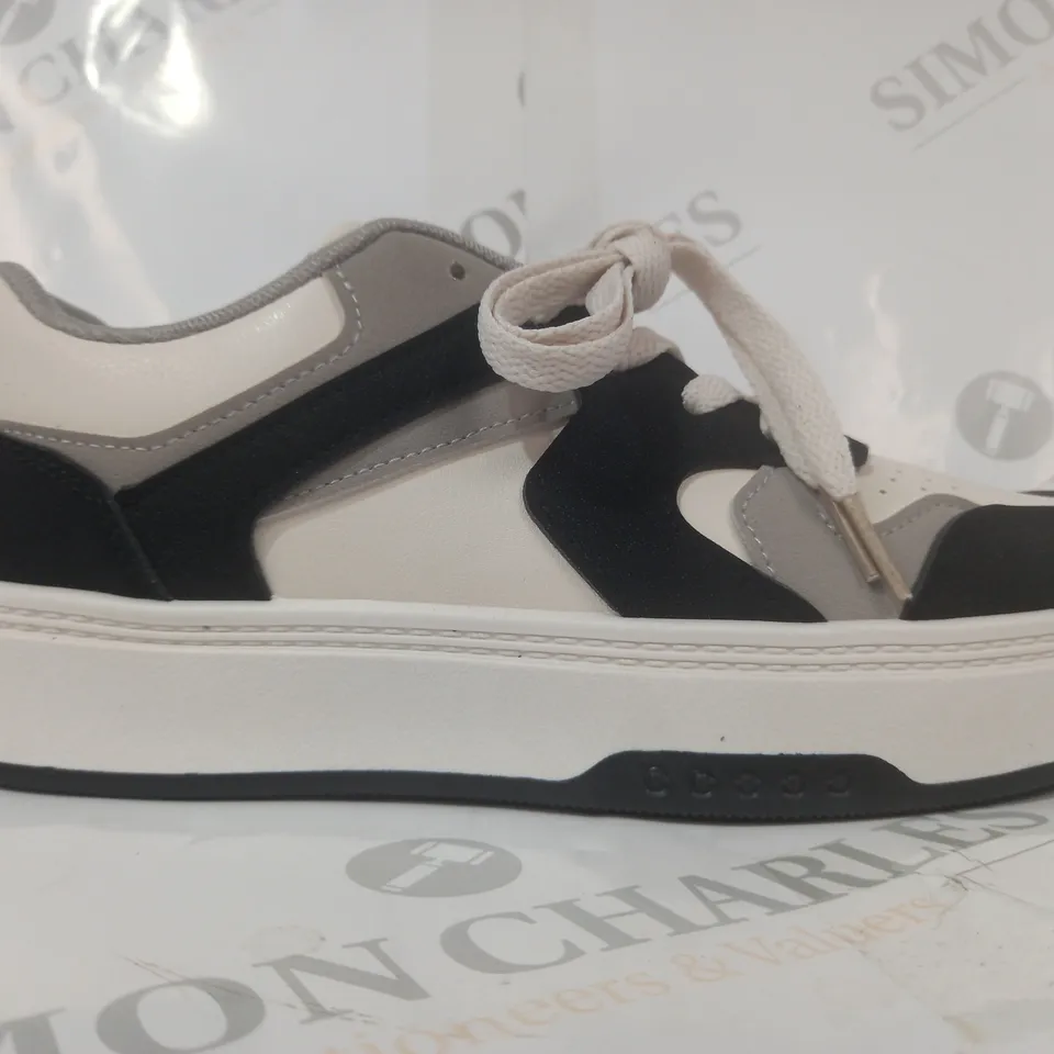 BOXED PAIR OF JENNY'S DIARY FASHION SHOES IN OFF-WHITE/BLACK EU SIZE 38