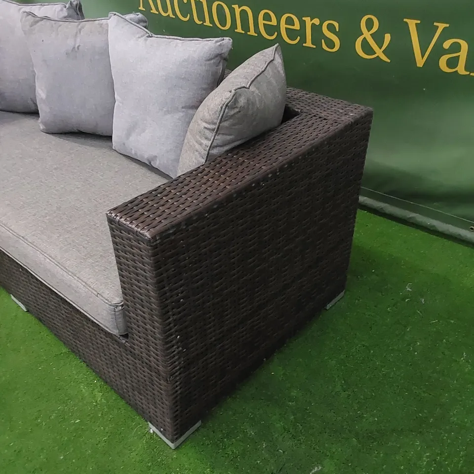 DESIGNER CHOCOLATE MIX RATTAN 2 SEATER GARDEN/PATIO SOFA WITH GREY CUSHIONS
