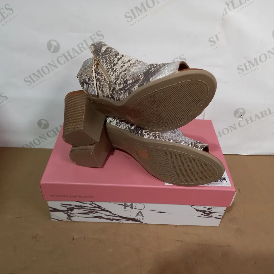 BOXED PAIR OF MODA IN PELLE HEELED SHOES - SIZE 40