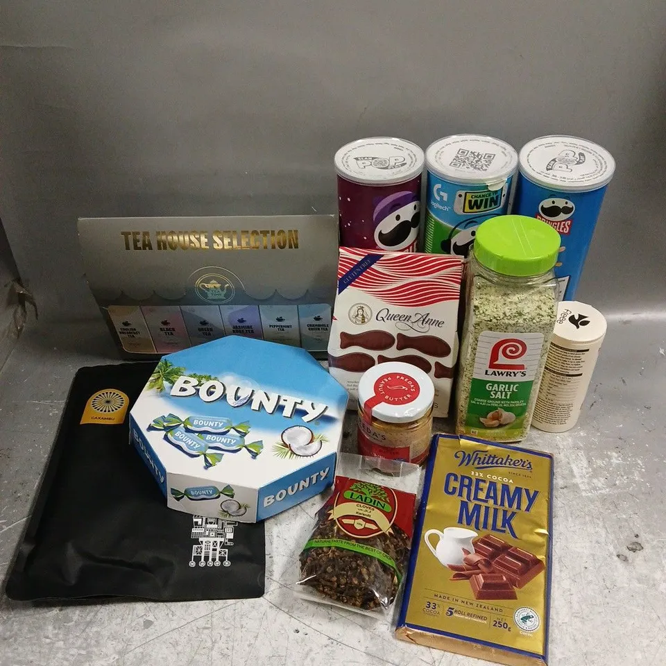 APPROXIMATELY 12 ASSORTED FOOD & DRINK ITEMS TO INCLUDE - ASSORTED PRINGLES - BOUNTY CHOCOLATE - LAWRY'S GARLIC SALT - ETC