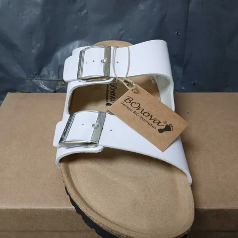 BOXED BONOVA OPEN TOE BUCKLE SANDALS IN WHITE - SIZE 10.5