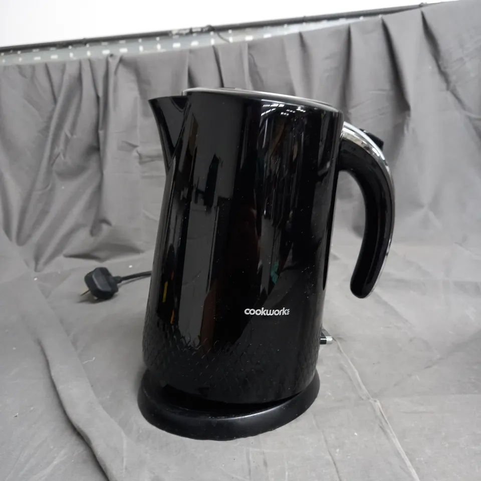 BOXED COOKWORKS BLACK TEXTURED KETTLE 