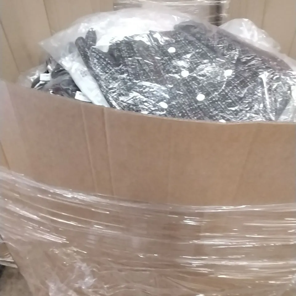 A PALLET CONTAINING APPROXIMATELY 100 BRAND NEW DESIGNER WOMEN'S CLOTHES WHICH INCLUDE; JD WILLIAMS VARIOUS DIFFERENT STYLE BLAZERS, COATS ETC