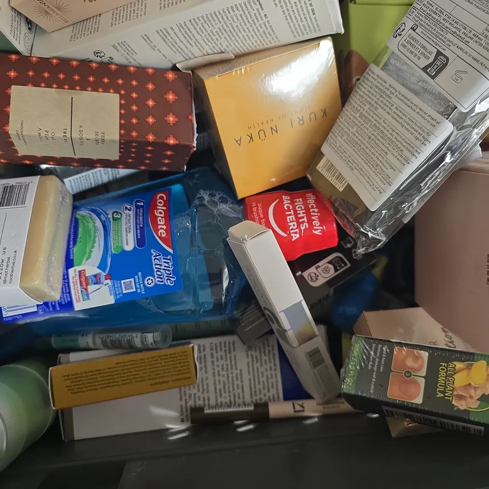 APPROXIMATELY 20 ASSORTED COSMETIC ITEMS TO INCLUDE BEARD HAIR CLIPPER, COSRX, LUXE, ETC - COLLECTION ONLY