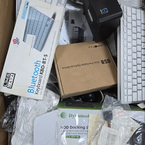 APPROXIMATELY 15 ASSORTED ELECTRICAL PRODUCTS TO INCLUDE KEYBOARDS, DOCKING STATIONS ETC - COLLECTION ONLY 