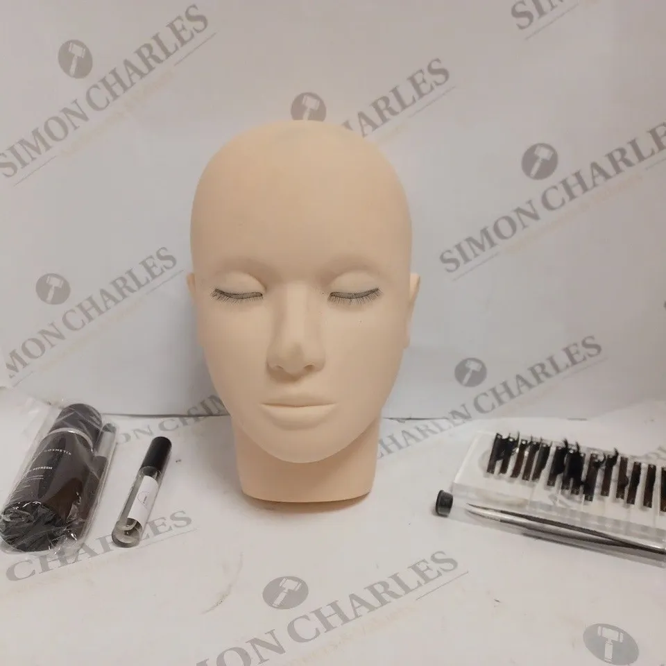 PRACTISE MANNEQUIN MAKE-UP HEAD WITH ASSORTED EYELASH ACCESSORIES 