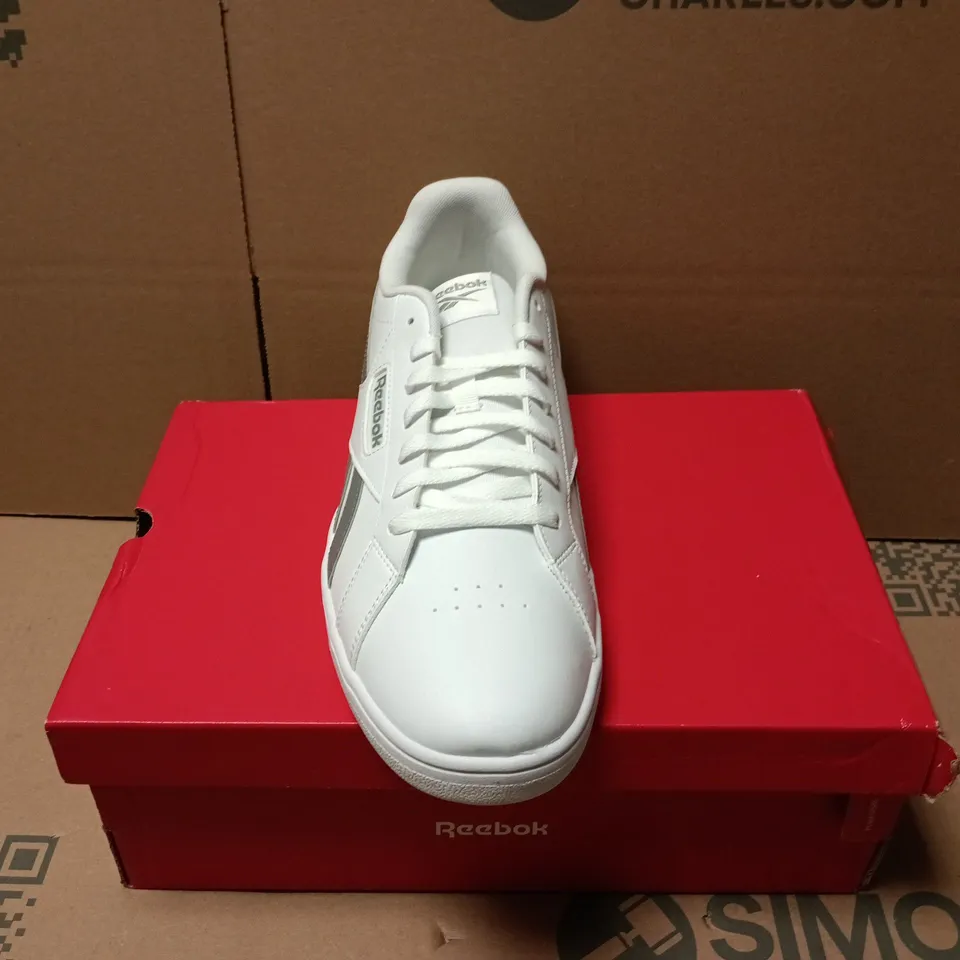 BOXED PAIR OF REEBOK COURT RETRO UNISEX TRAINERS IN WHITE - UK 11