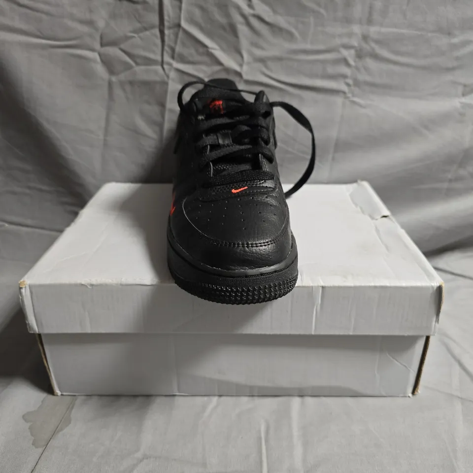 BOXED PAIR OF NIKE AIR FORCE 1 LV8 GS SHOES IN BLACK/RED SIZE UK 6