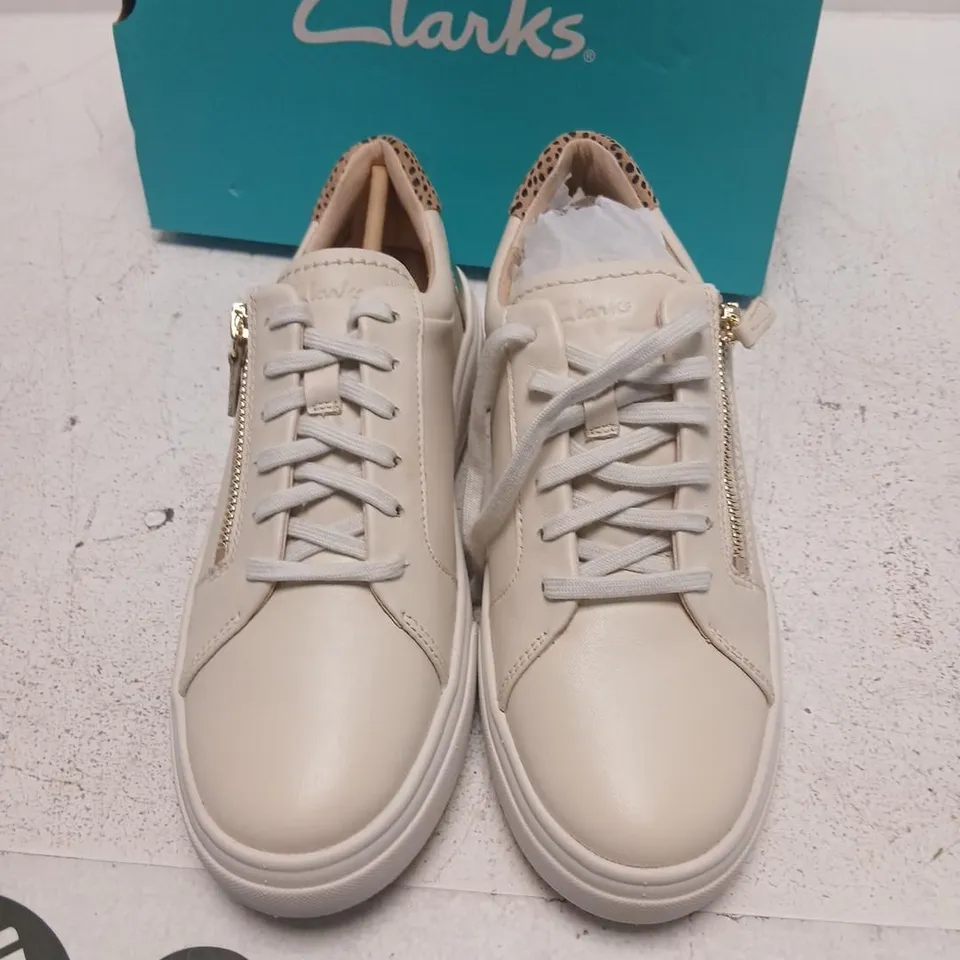 CLARKS HOLLYROSE ZIP CREAM LEATHER WOMEN’S TRAINERS – UK 6 (EU 39½)