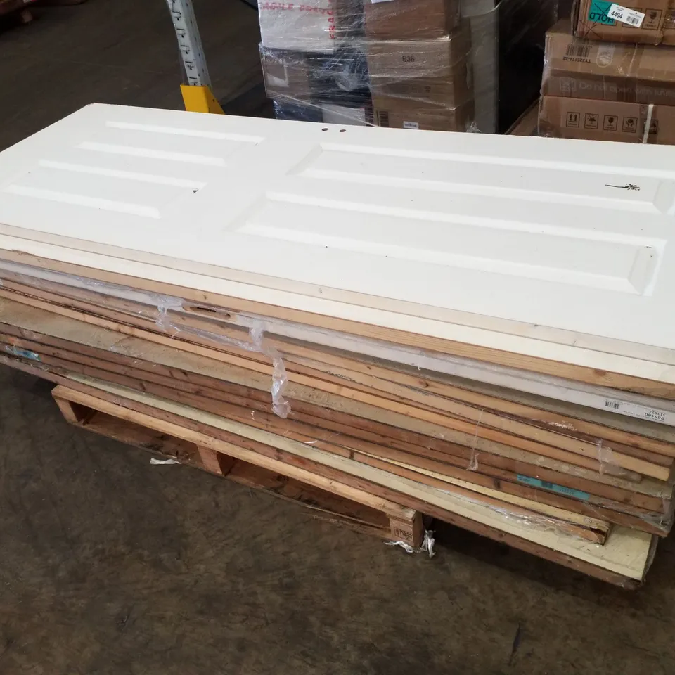 PALLET CONTAINING 15 ASSORTED WOODEN DOORS
