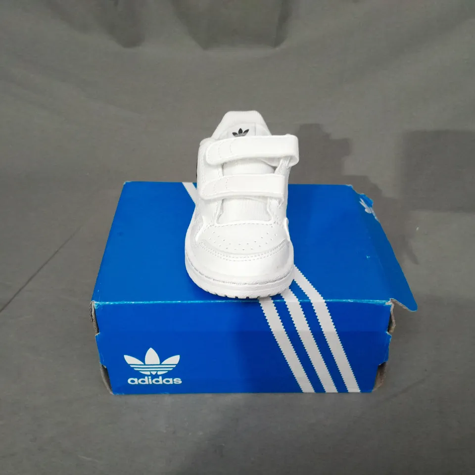 BOXED PAIR OF ADIDAS ORIGINAL VELCRO TRAINERS SIZE 6 - KIDS