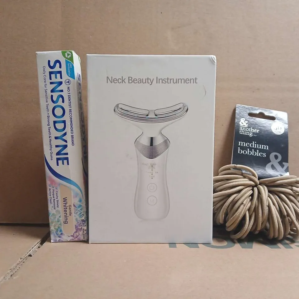 APPROXIMATELY 10 ASSORTED COSMETIC ITEMS TO INCLUDE SENSODYNE NECK BEAUTY INSTRUMENT, ETC - COLLECTION ONLY