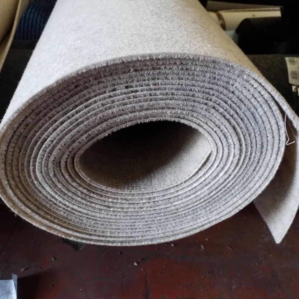 ROLL OF QUALITY CARPET IN IVORY - SIZE UNSPECIFIED 