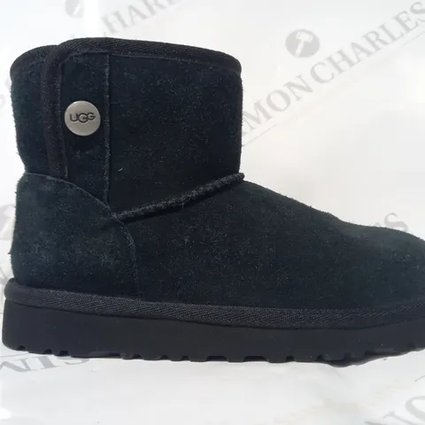BOXED PAIR OF UGG KIDS SHOES IN BLACK UK SIZE 12