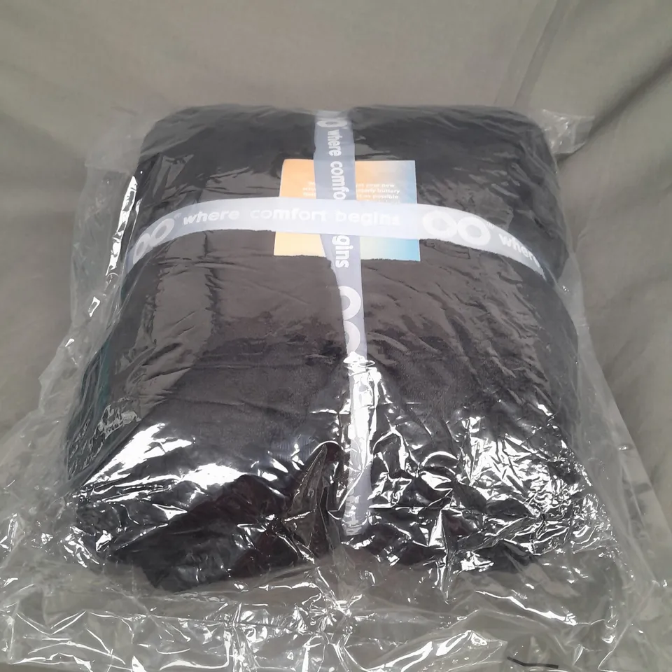 SEALED OVERSIZED HOODED BLANKET IN BLACK