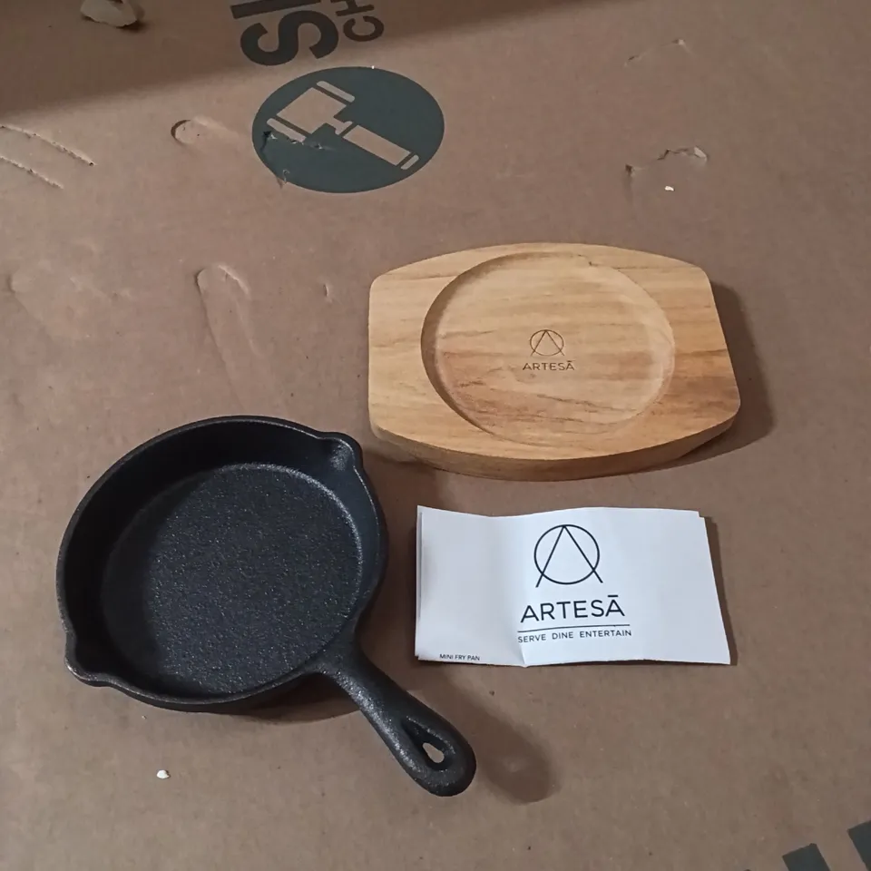 BOXED ARTESÀ CAST IRON 11cm MINI FRY PAN WITH WOODEN BOARD (SET OF 5)