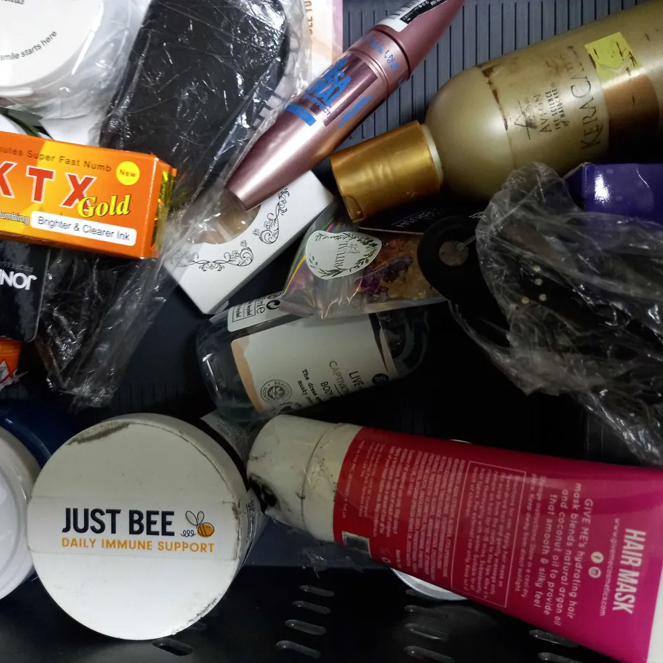 LOT OF APPROXIMATELY 20 ASSORTED HEALTH & BEAUTY ITEMS, TO INCLUDE PINK SALT SOAP, THE BODY SHOP, THE ORDINARY, ETC
