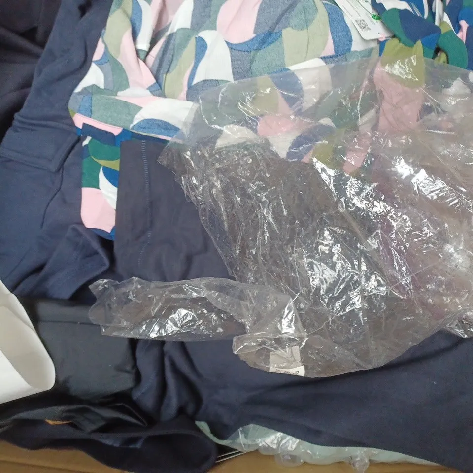 BOX OF APPROXIMATELY 20 ASSORTED CLOTHING ITEMS TO INCLUDE - SOCKS , T-SHIRT , DRESS ETC