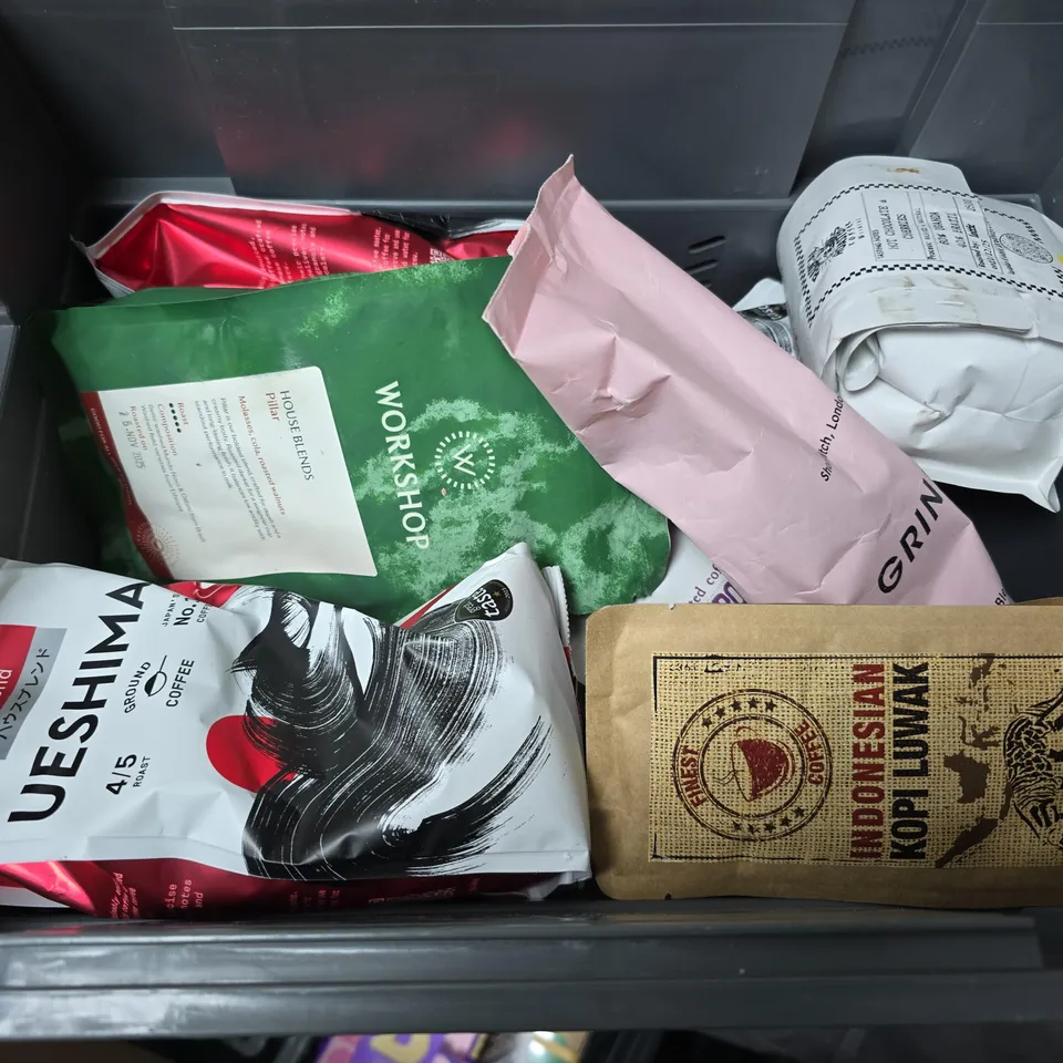 TOTE OF APPROXIMATELY 10 PACKS OF ASSORTED GROUND COFFEE AND COFFEE BEANS TO INCLUDE RAVE, GRIND AND UESHIMA