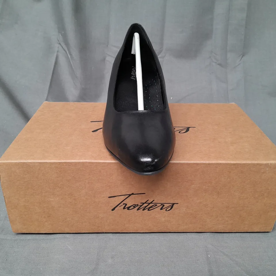 BOXED PAIR OF TROTTERS CLOSED TOE LOW HEEL SLIP-ON SHOES IN BLACK SIZE UNSPECIFIED