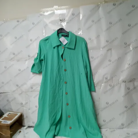 BOX OF APPROXIMATELY 8 WOMENS CLOTHING TO INCLUDE TOPS, DRESSES ETC