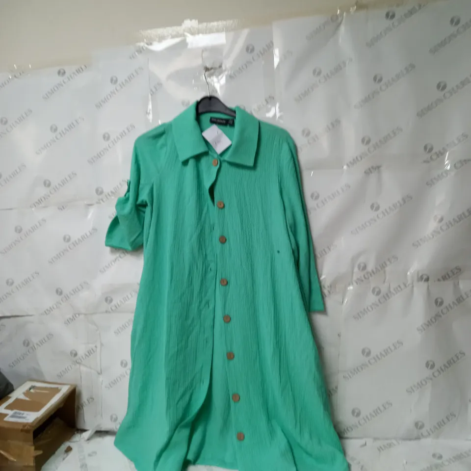 BOX OF APPROXIMATELY 8 WOMENS CLOTHING TO INCLUDE TOPS, DRESSES ETC