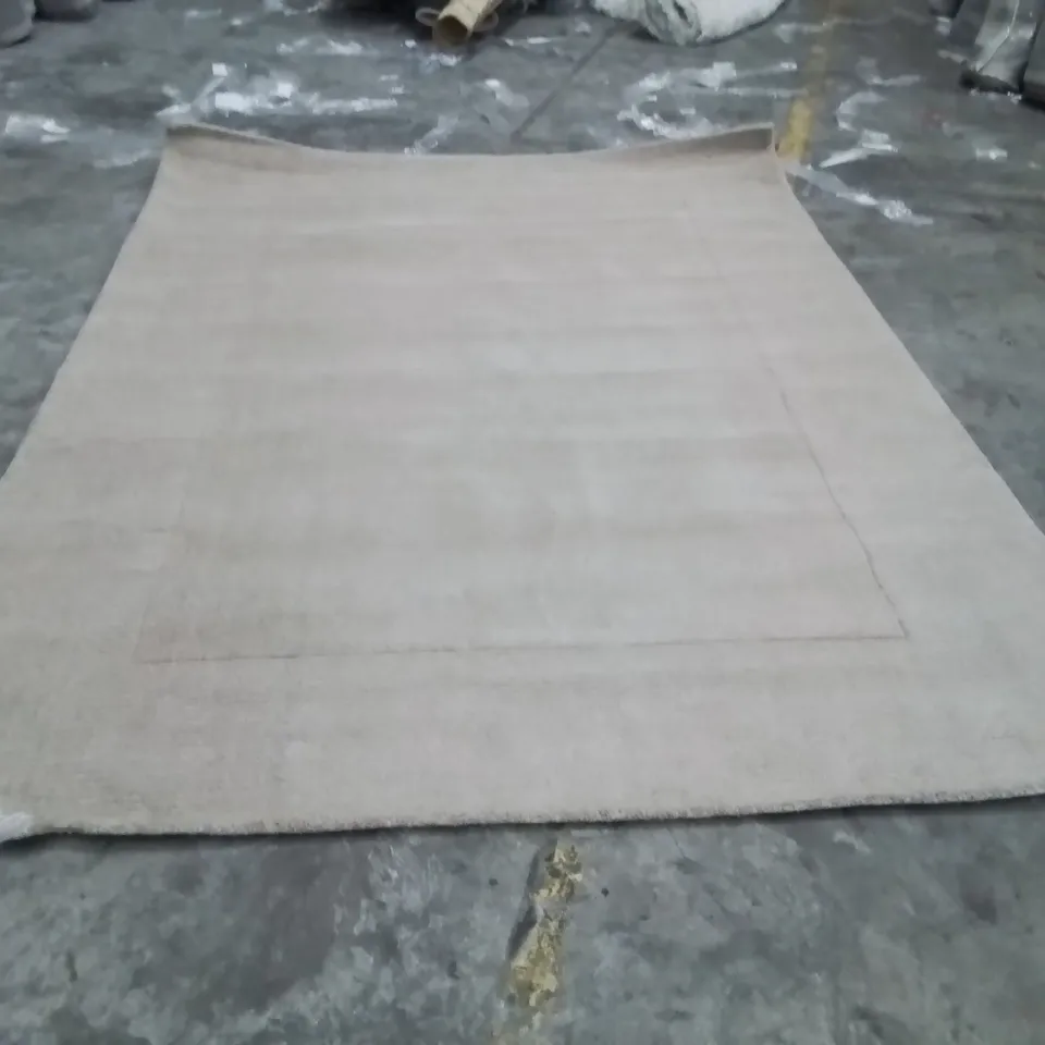 QUALITY DESIGNER AREA RUG - APPROXIMATELY 290X210