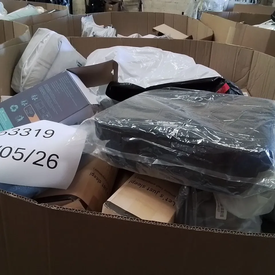 PALLET CONTAINING A LARGE QUANTITY OF PILLOWS