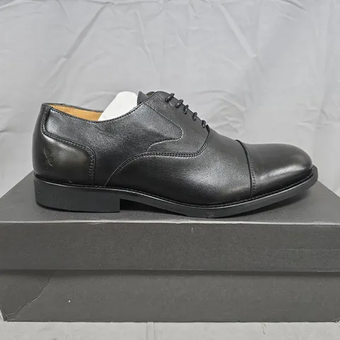 BOXED PAIR OF MEN'S BLACK LEATHER OXFORD SHOES - UK SIZE 8