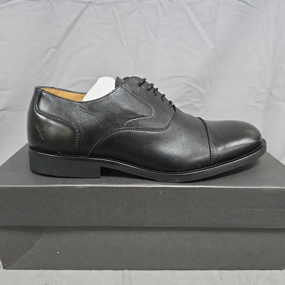 BOXED PAIR OF MEN'S BLACK LEATHER OXFORD SHOES - UK SIZE 8