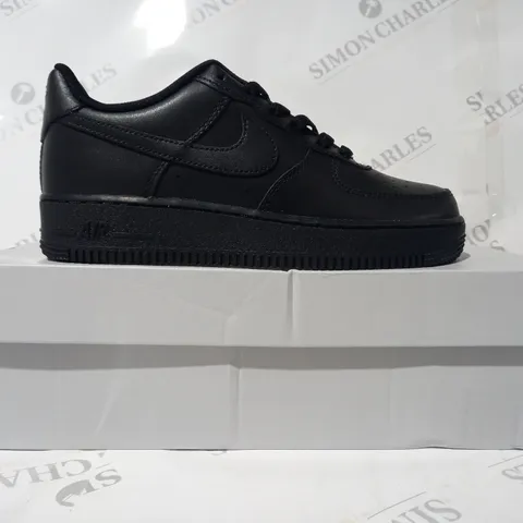 BOXED PAIR OF NIKE AIR FORCE 1 SHOES IN BLACK UK SIZE 6