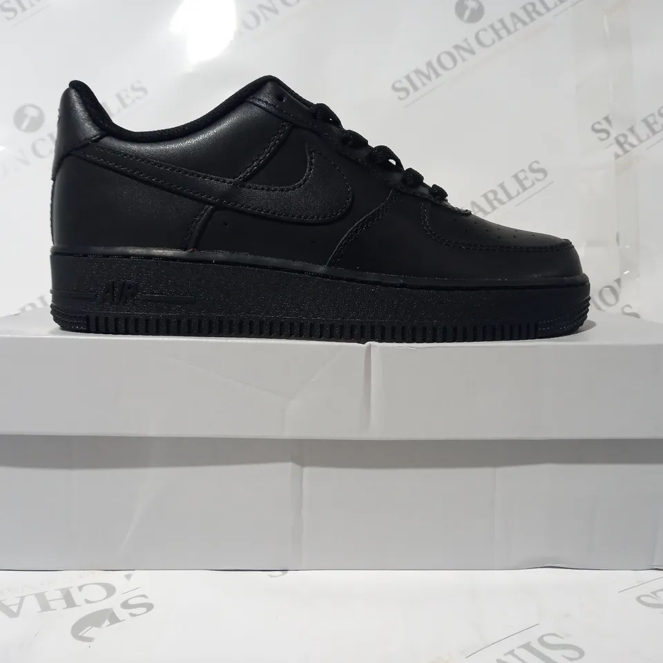 BOXED PAIR OF NIKE AIR FORCE 1 SHOES IN BLACK UK SIZE 6
