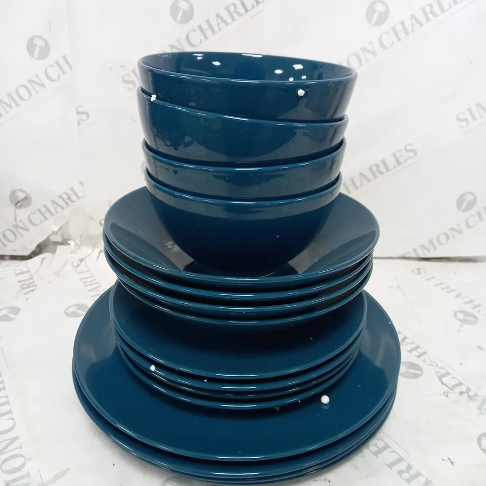 BRAND NEW BOXED CESIRO 16 PIECE PORCELAIN DINNERWARE SET IN SHINY BLEUMARIN TO INCLUDE LARGE PLATES, SMALL PLATES AND BOWLS - COLLECTION ONLY