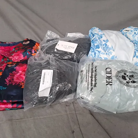 APPROXIMATELY 20 ASSORTED CLOTHING ITEMS IN VARIOUS STYLES AND SIZES 