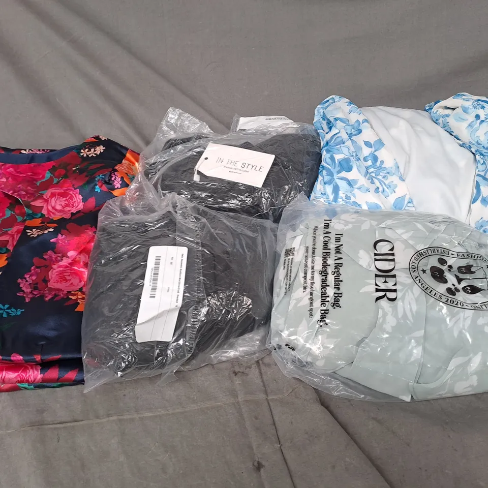 APPROXIMATELY 20 ASSORTED CLOTHING ITEMS IN VARIOUS STYLES AND SIZES 