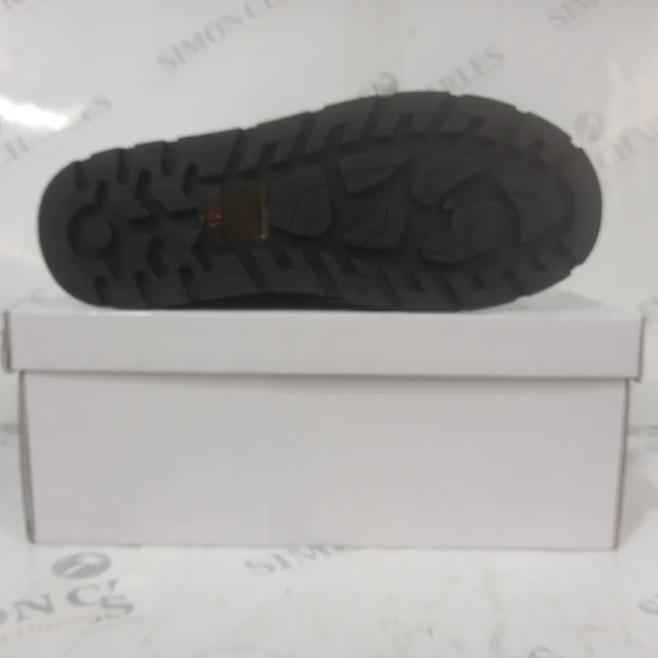 BOXED PAIR OF DESIGNER SLIP-ON COSY MULES IN BLACK UK SIZE 4