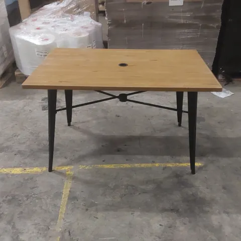 GARDEN TABLE WITH PARASOL HOLE