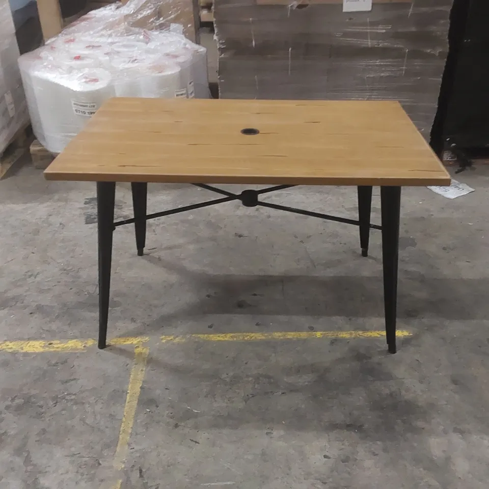 GARDEN TABLE WITH PARASOL HOLE