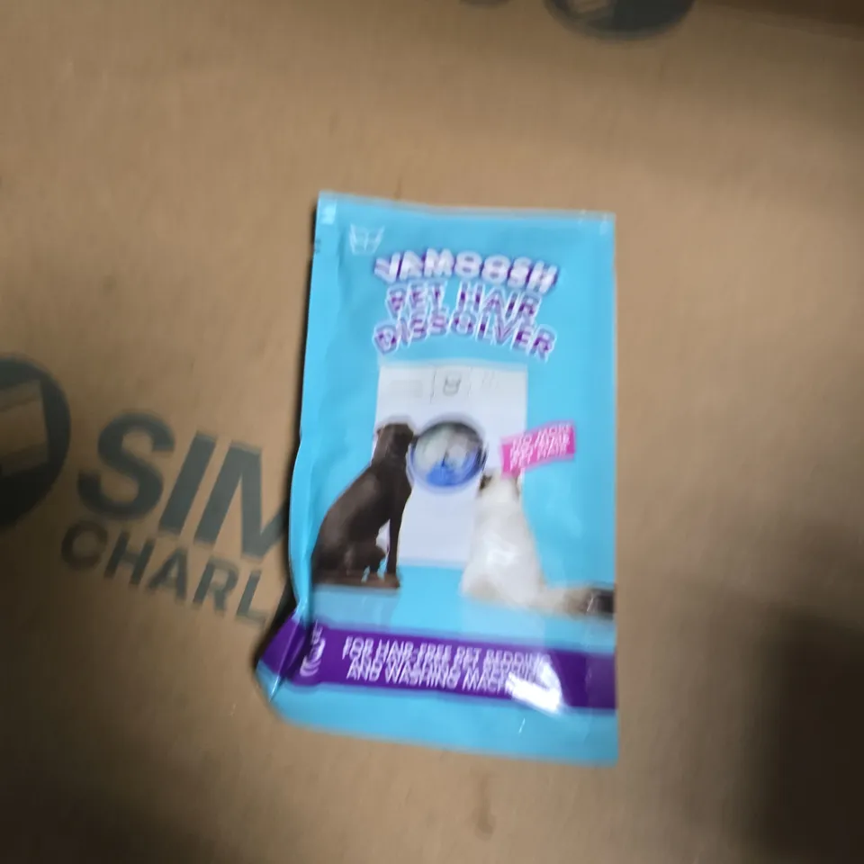 APPROXIMATELY 20 ASSORTED PET ITEMS INCLUDING PET MUNCHIES CHICKEN TRAINING TREATS AND VAMOOSH PET HAIR DISSOLVER