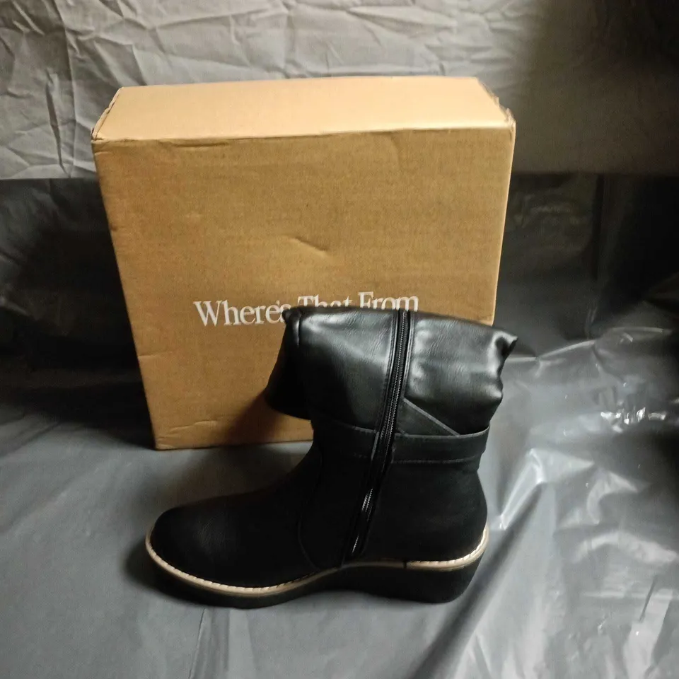 WHERES THAT FROM BLACK KNEE-HIGH BUCKLE BOOT – WOMEN'S LEATHER-LOOK FOOTWEAR  BOXED - SIZE UK 5 