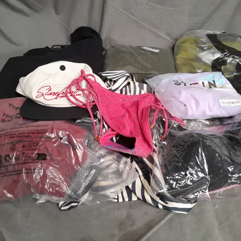 APPROXIMATELY 20 ASSORTED CLOTHING ITEMS IN VARIOUS SIZES AND STYLES TO INCLUDE - DRESSES, SWIMWEAR, HAT, ETC