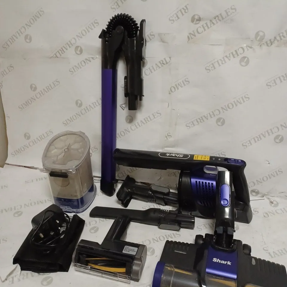 SHARK ANTI HAIR WRAP CORDLESS PET VACUUM CLEANER IZ202UKT