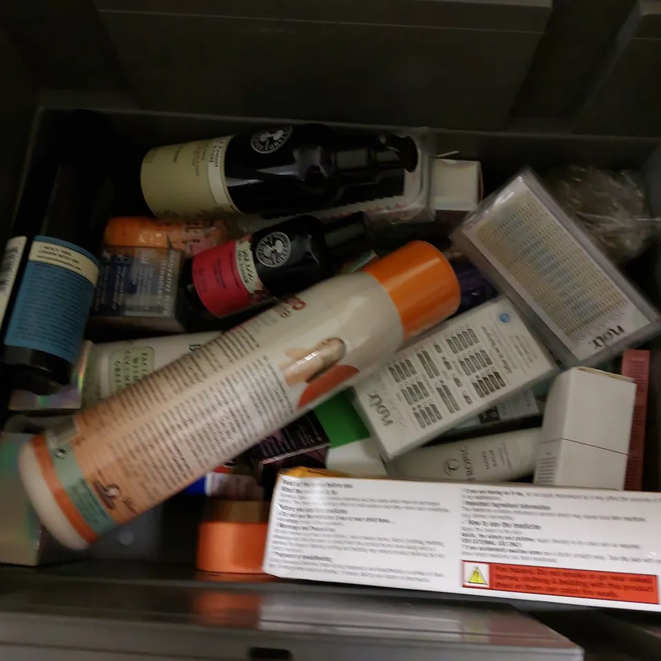 BOX OF APPROX 20 COSMETIC ITEMS TO INCLUDE GANIER MICELLAR WATER, LA ROCHE POSAY EFFACLAR AND LABEL.MEN THICKENING TONIC
