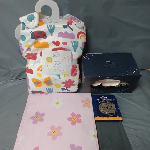 APPROXIMATELY 8 ASSORTED HOUSEHOLD ITEMS TO INCLUDE KIDS CHRISTMAS CRACKERS, BABY BRIGHT SLEEPING BAG, KEYRING & DOGTAG SET, ETC