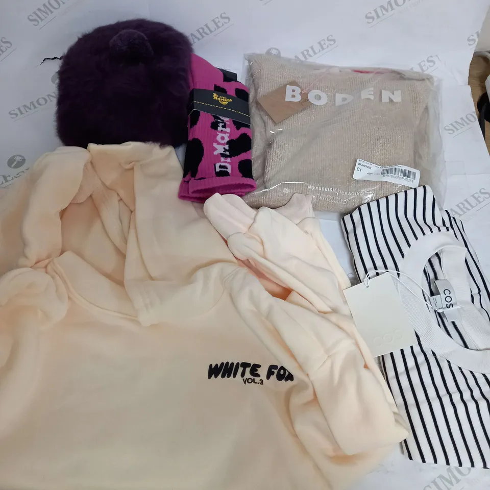 BOX OF APPROXIMATELY 25 ASSORTED CLOTHING ITEMS TO INCUDE - HAT , HOODIE , SOCKS ETC