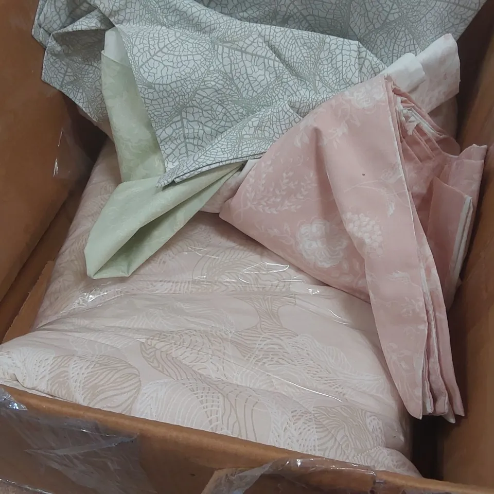 BOX CONTAINING A VERY LARGE QUANTITY OF ASSORTED BEDDING ITEMS