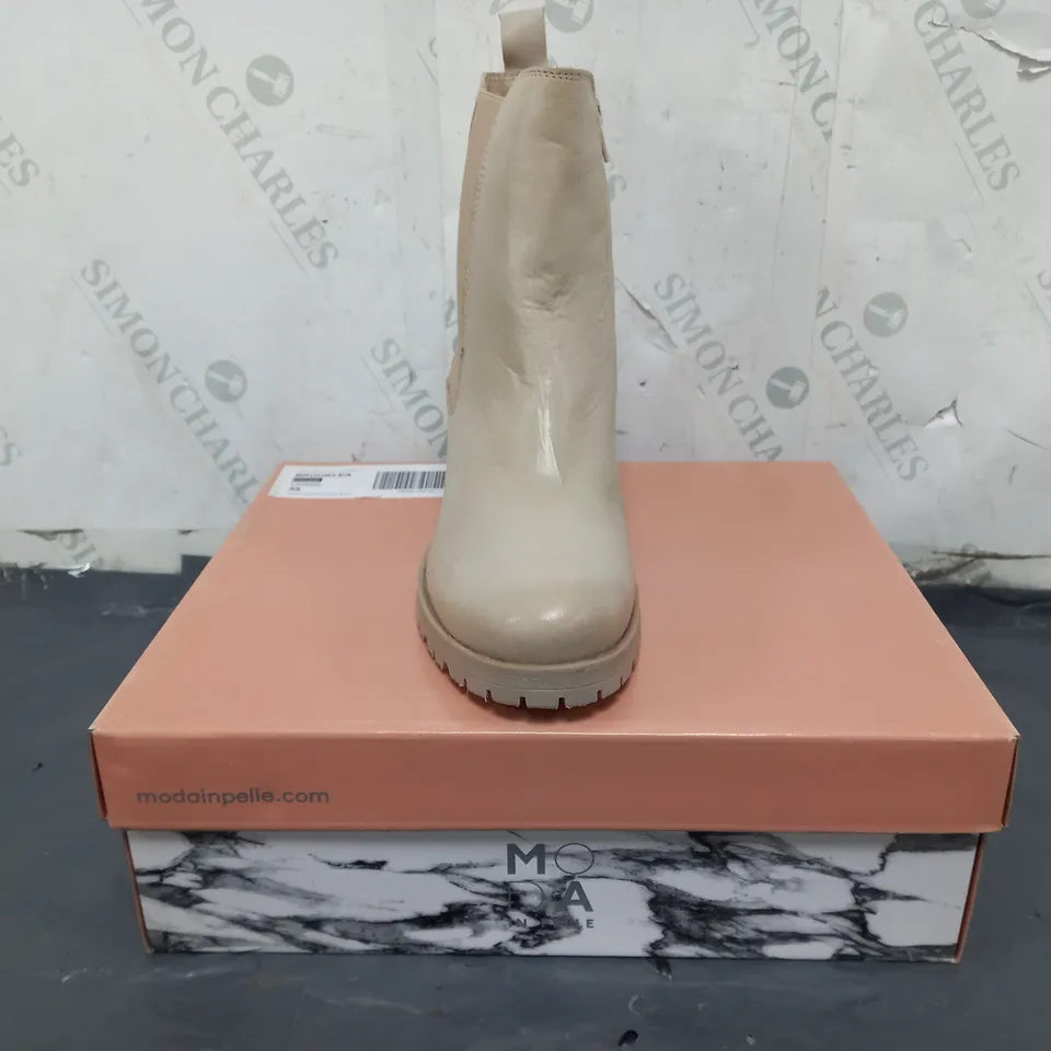 BOXED PAIR OF MODA IN PELLE CHUNKY HEEL CHELSEA BOOTS IN CREAM SIZE 6
